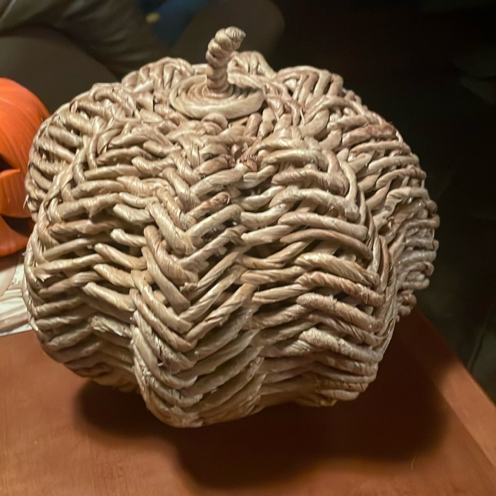 Wicker pumpkin 8 in high 1 1/2 rd